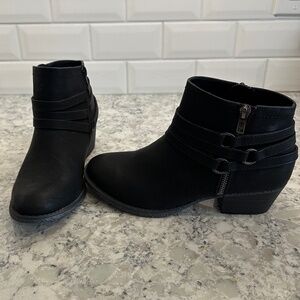 NICOLE brand black short boots with heel and zip close  size 8.5
